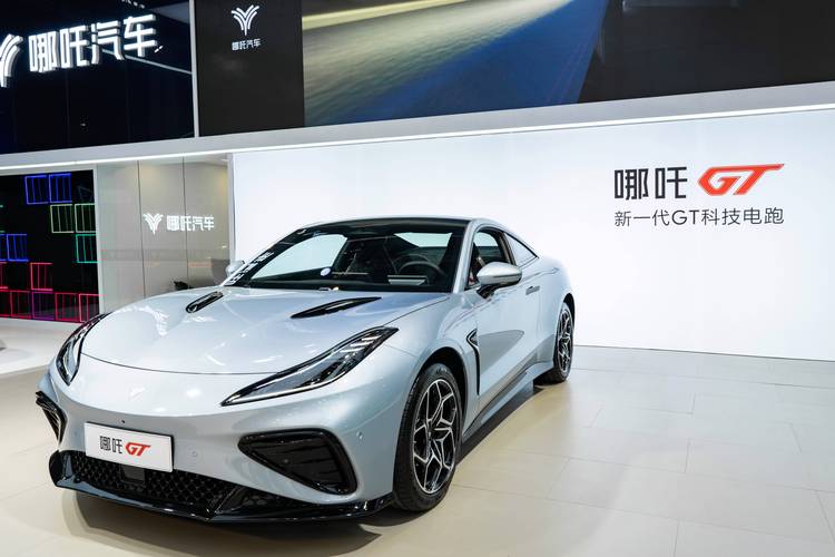 东莞61哪吒汽车在智能汽车领域的表现，领途汽车在新能源汽车市场中的影响力